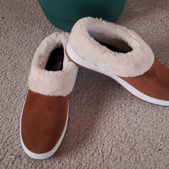 Blondo Waterproof Slip-ons - Picture 2 of 8